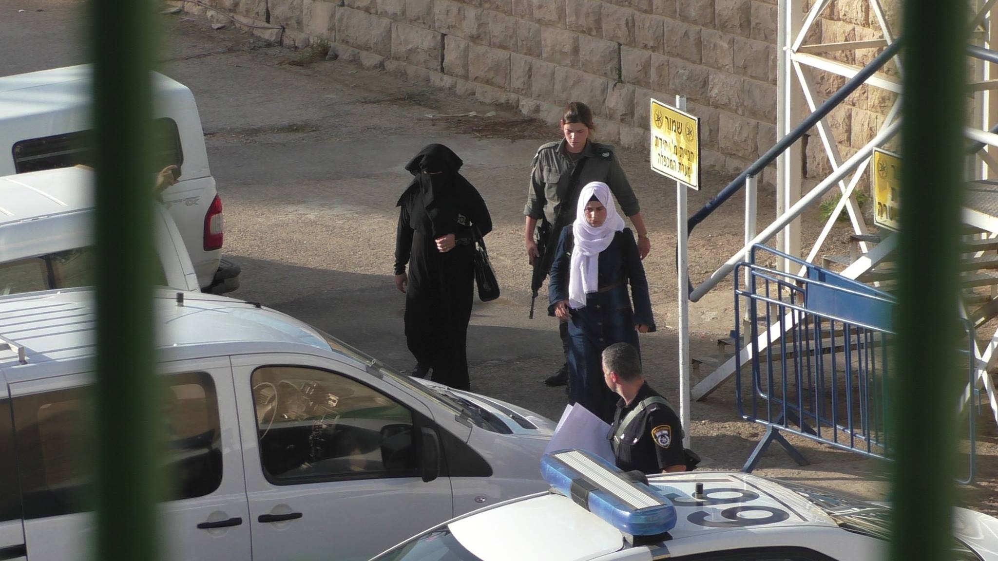 اعتقال فتاة في الخليل بذريعة الطعن